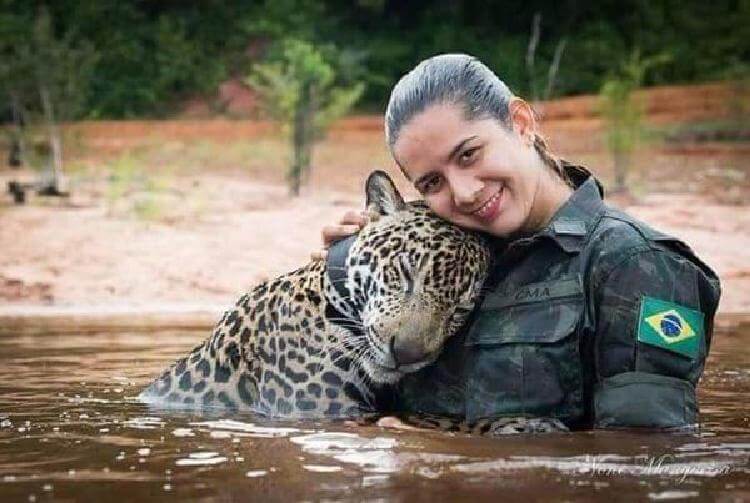 Солдаты спасли ягуара, а в ответ он обнял их, как простой домашний кот