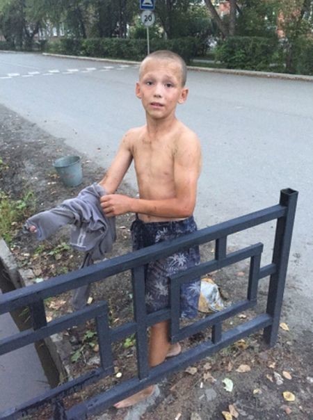 12-летний Саша спас из сточной канавы крошечного щенка