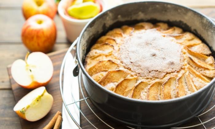 Пирог с яблоками на кефире: вкуснее, чем шарлотка