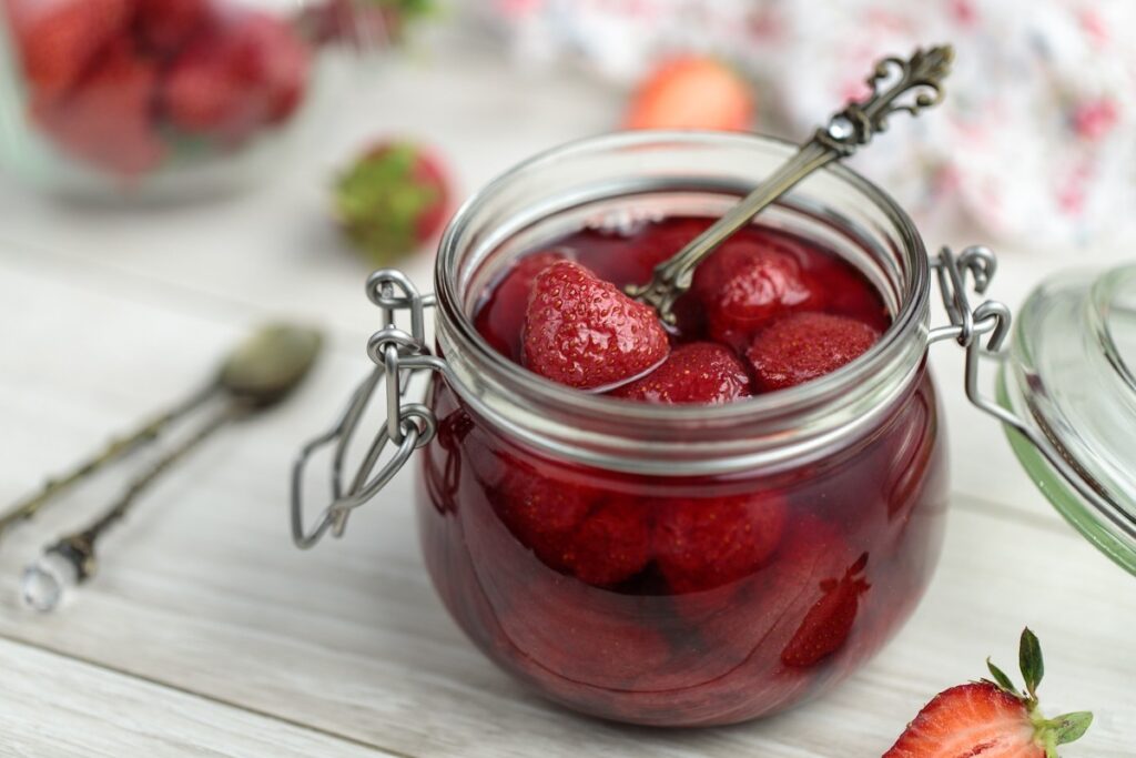 Хозяйкам на заметку – рецепт варенья с цельными ягодами