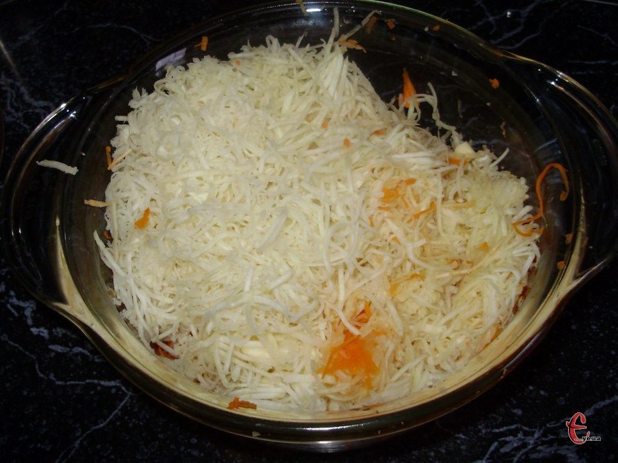 Салат морквяно-селеровий із гарбузовим насінням та сиром