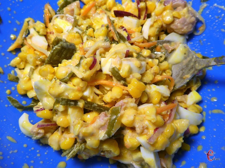 Салат з морською капустою та консервованим тунцем