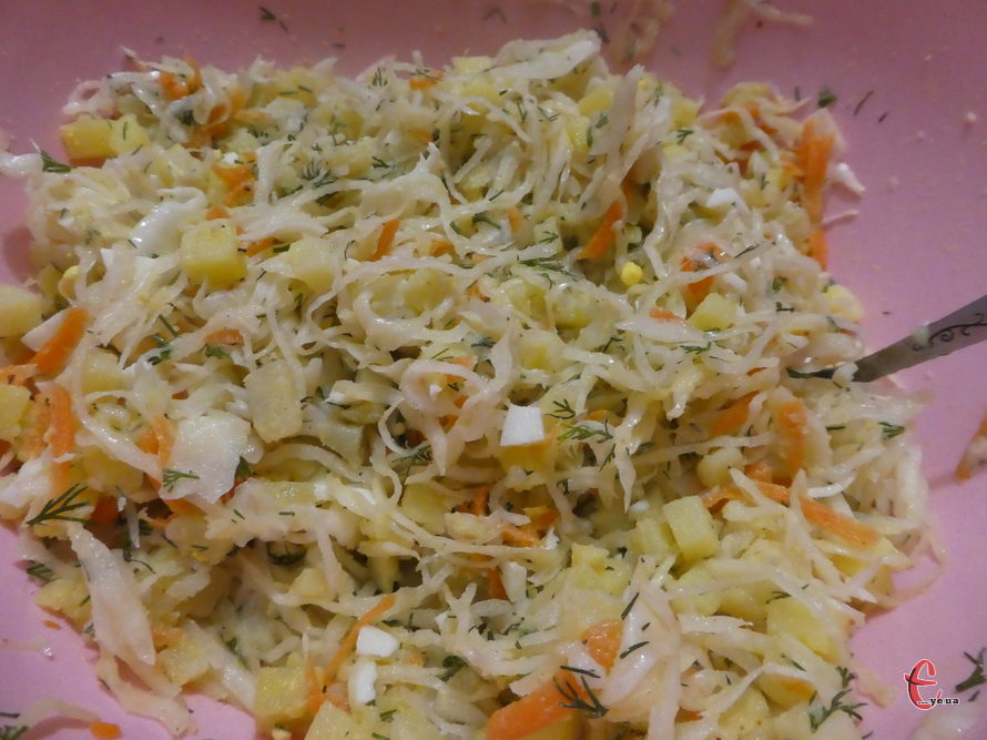 Салат «Галичанка» з квашеної капусти, картоплі та яєць