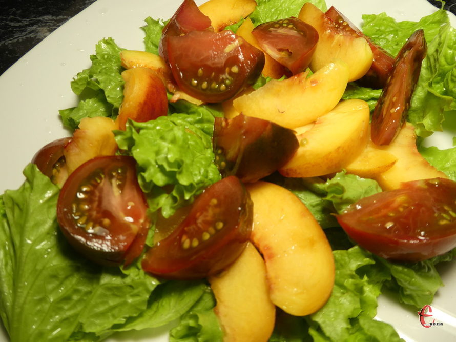 Салат з томатами та персиками